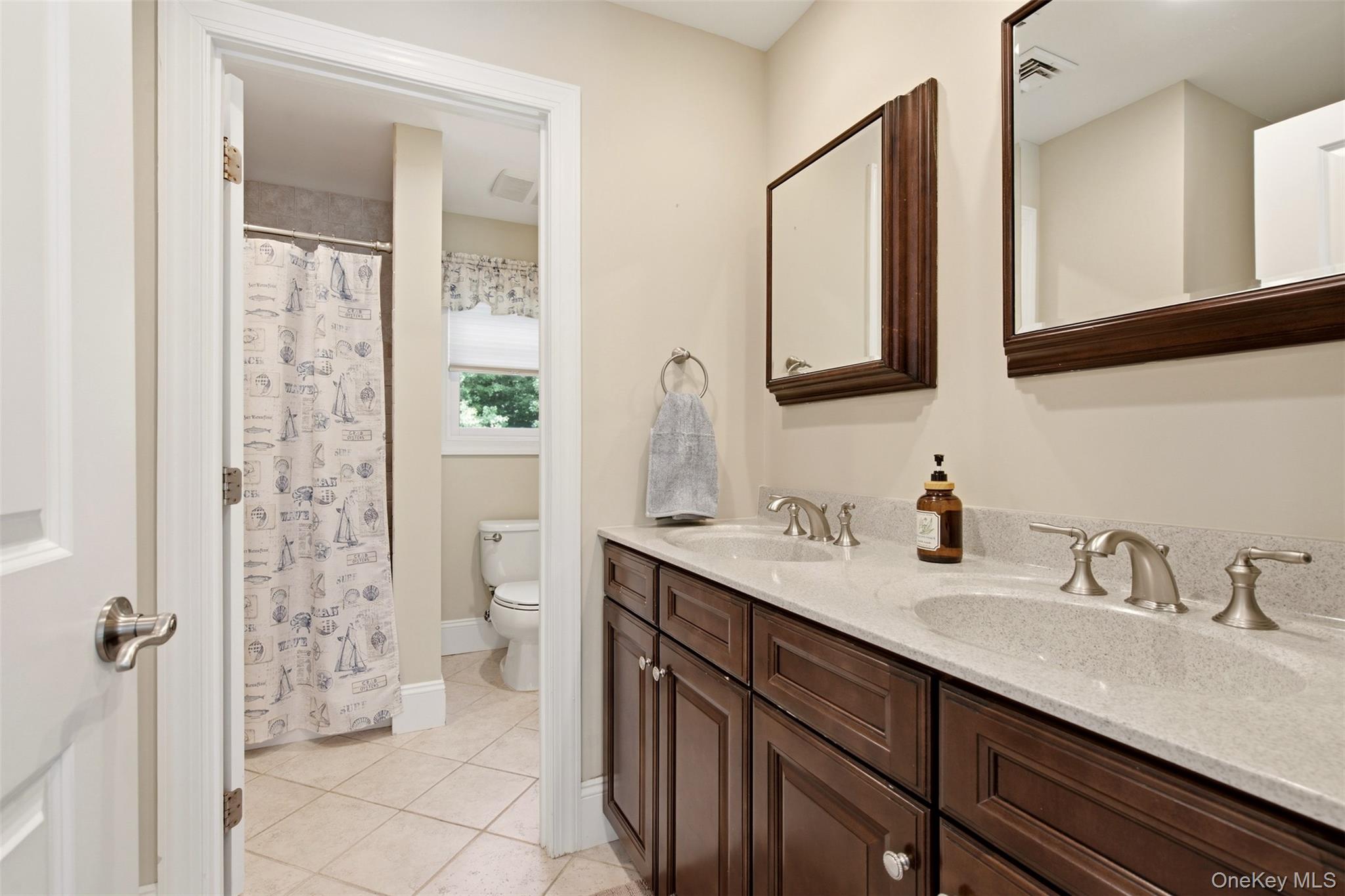 Ensuite bath with tub