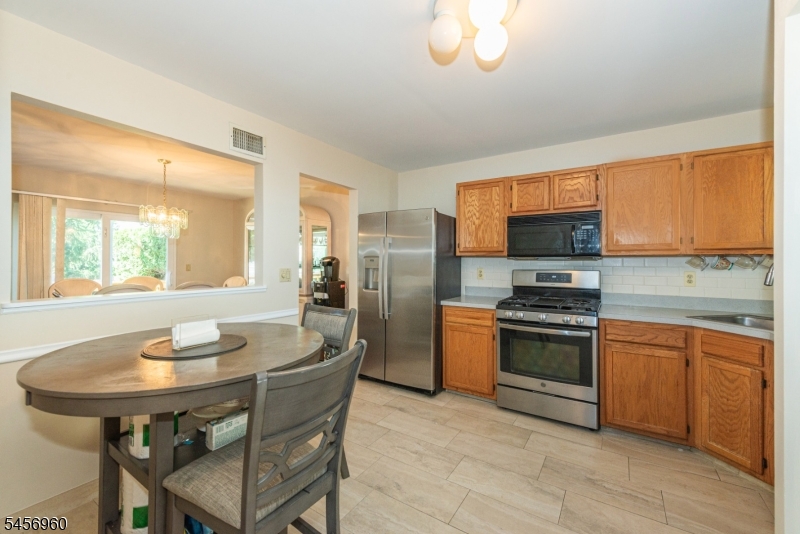 Eat-in Kitchen