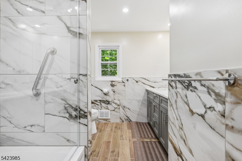 Full Hall Bath w/Shower Tub