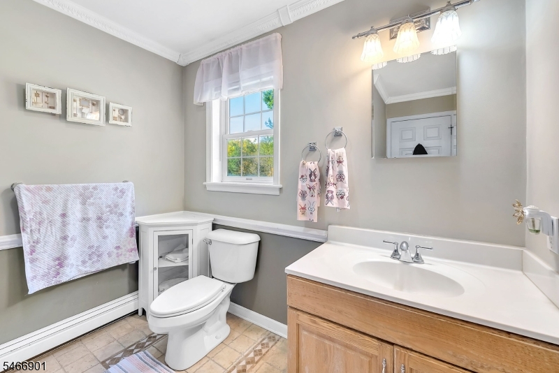 Main Bathroom / Upstairs
