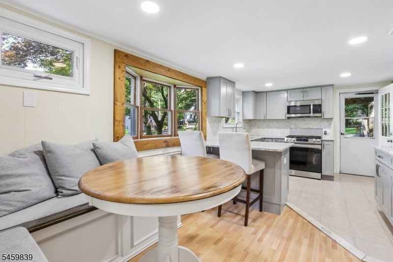 eat-in kitchen