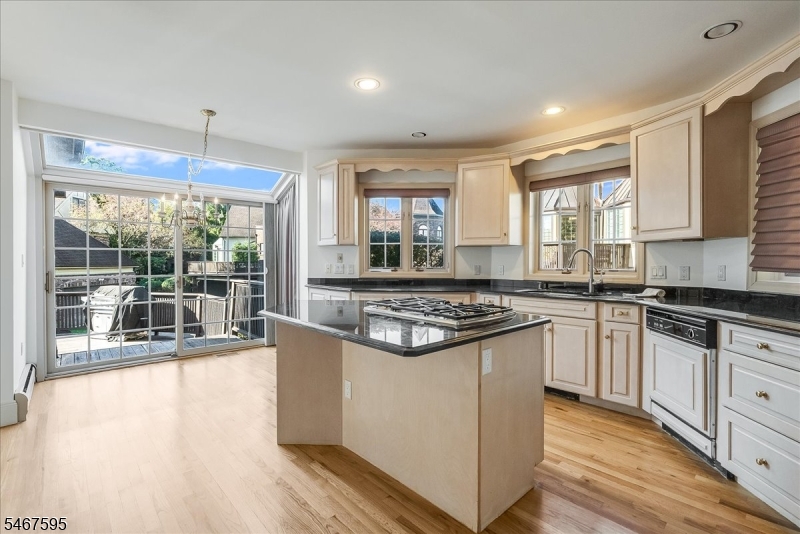 Eat-in Kitchen