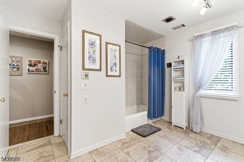 2nd Floor Main Bath