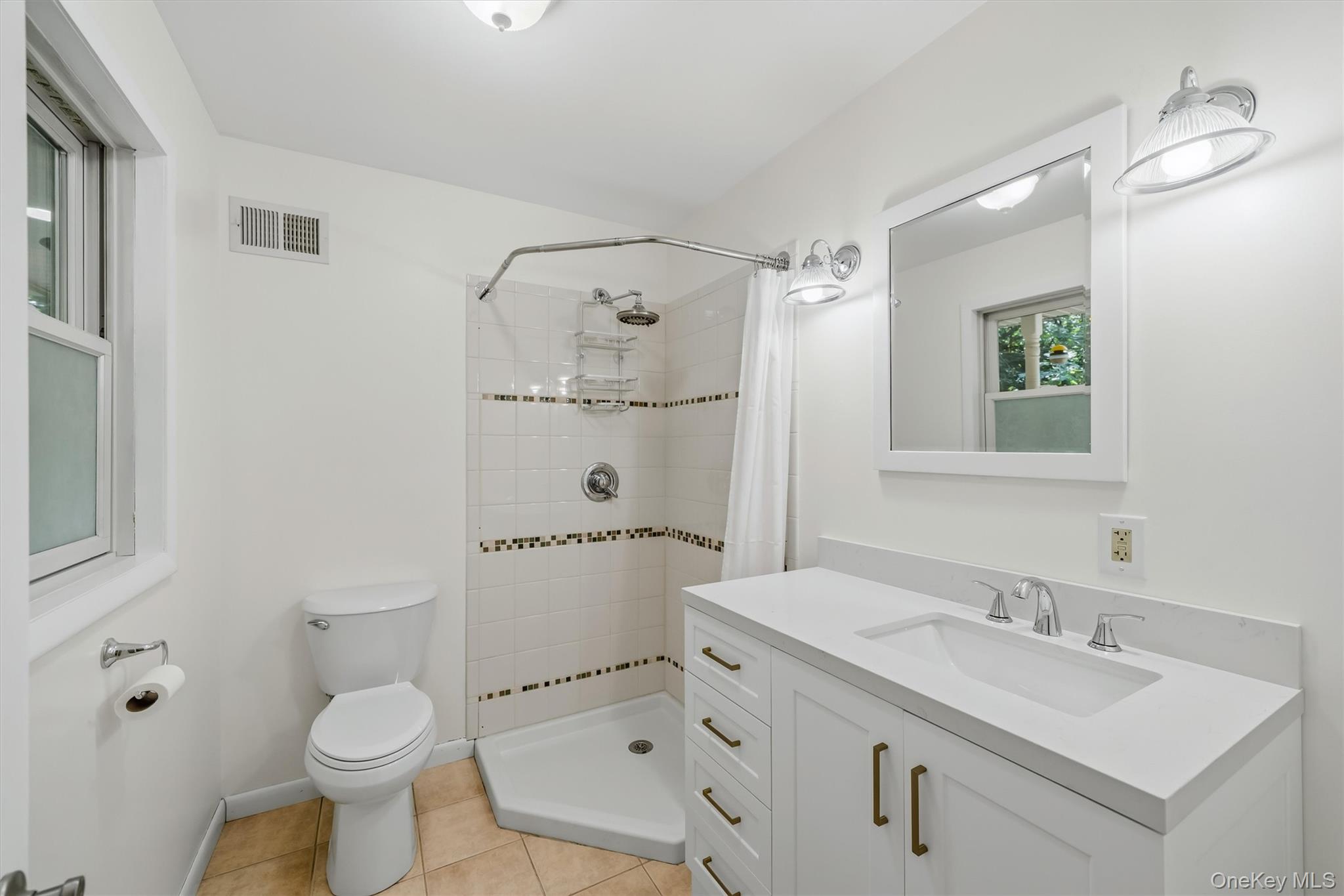 131 Hill Road Primary Full Bathroom.