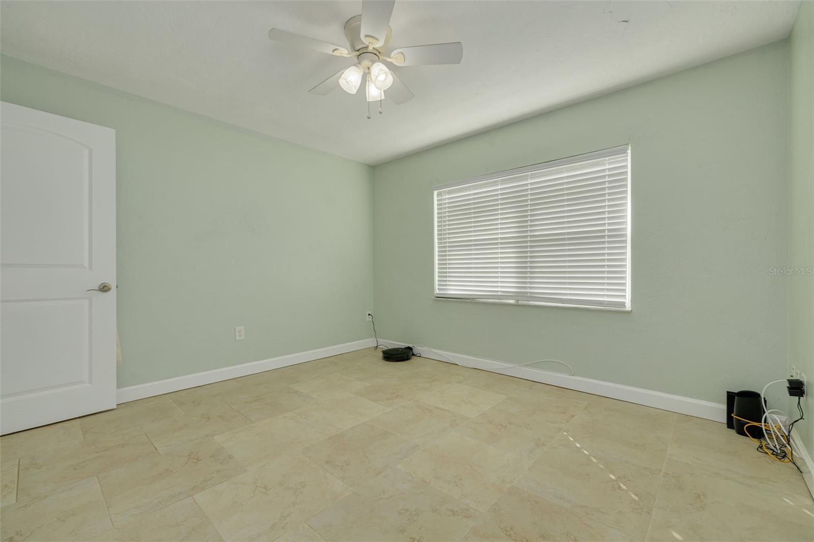 Unit 4 - 2bd 1ba - Upstairs w/balcony
