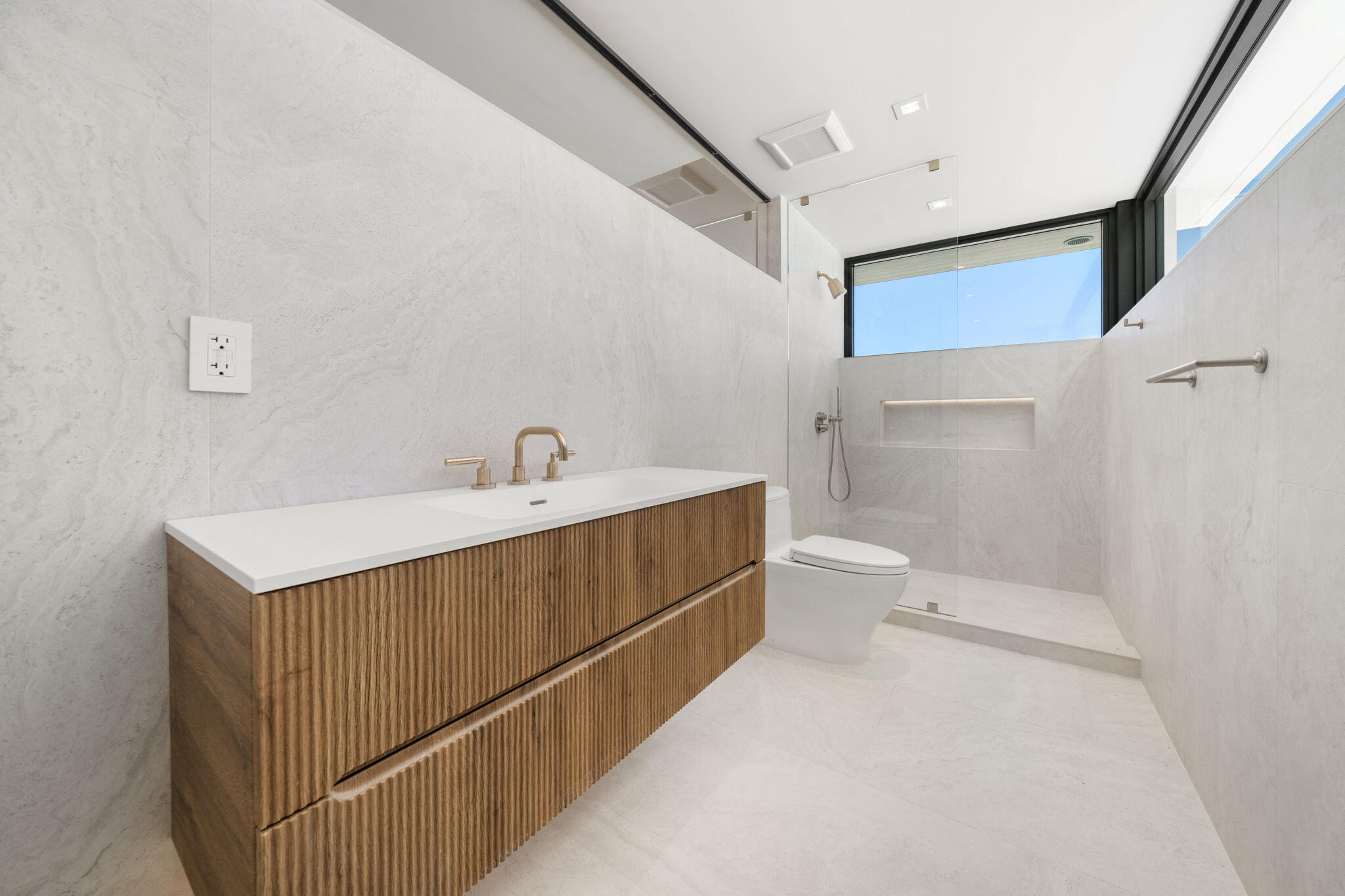 Third level lounge bath