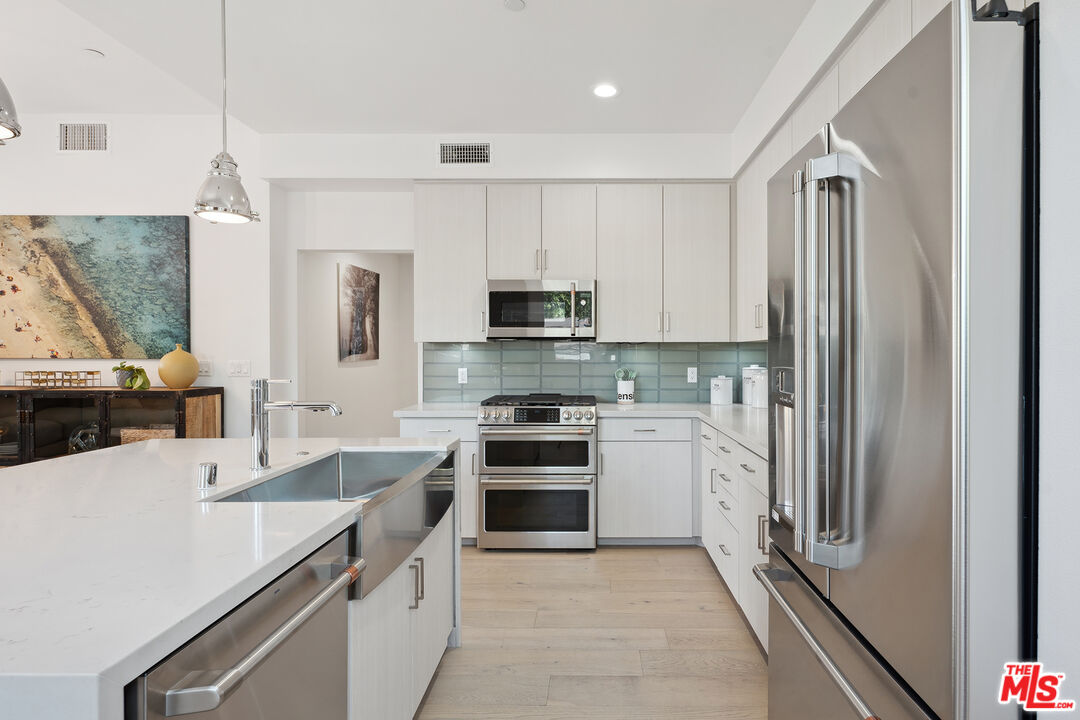 Quartz Counters, Glass Tiled B