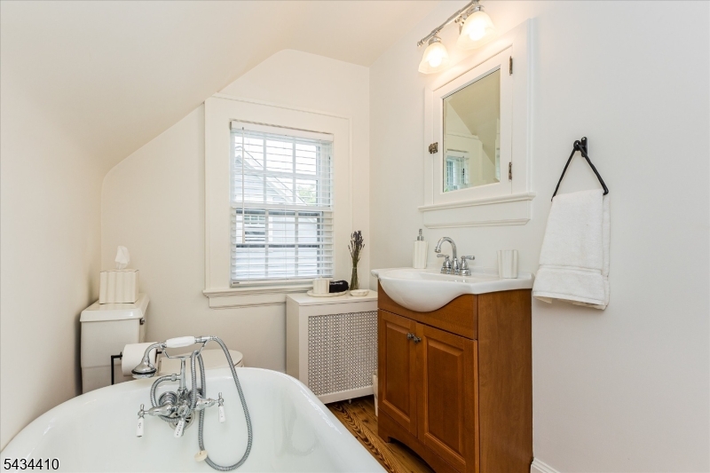 Third Flr / Bathroom