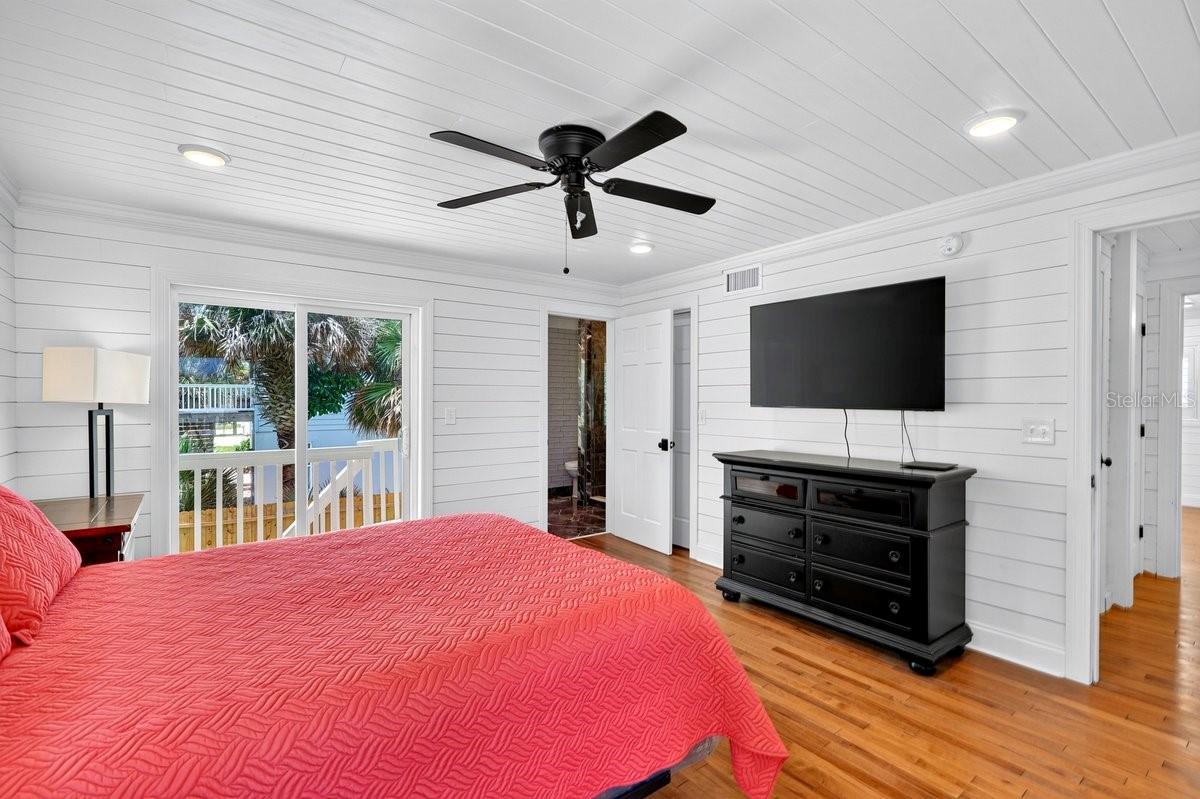 Oceanview Guest Suite #3 with oceanview deck & sunset Deck
