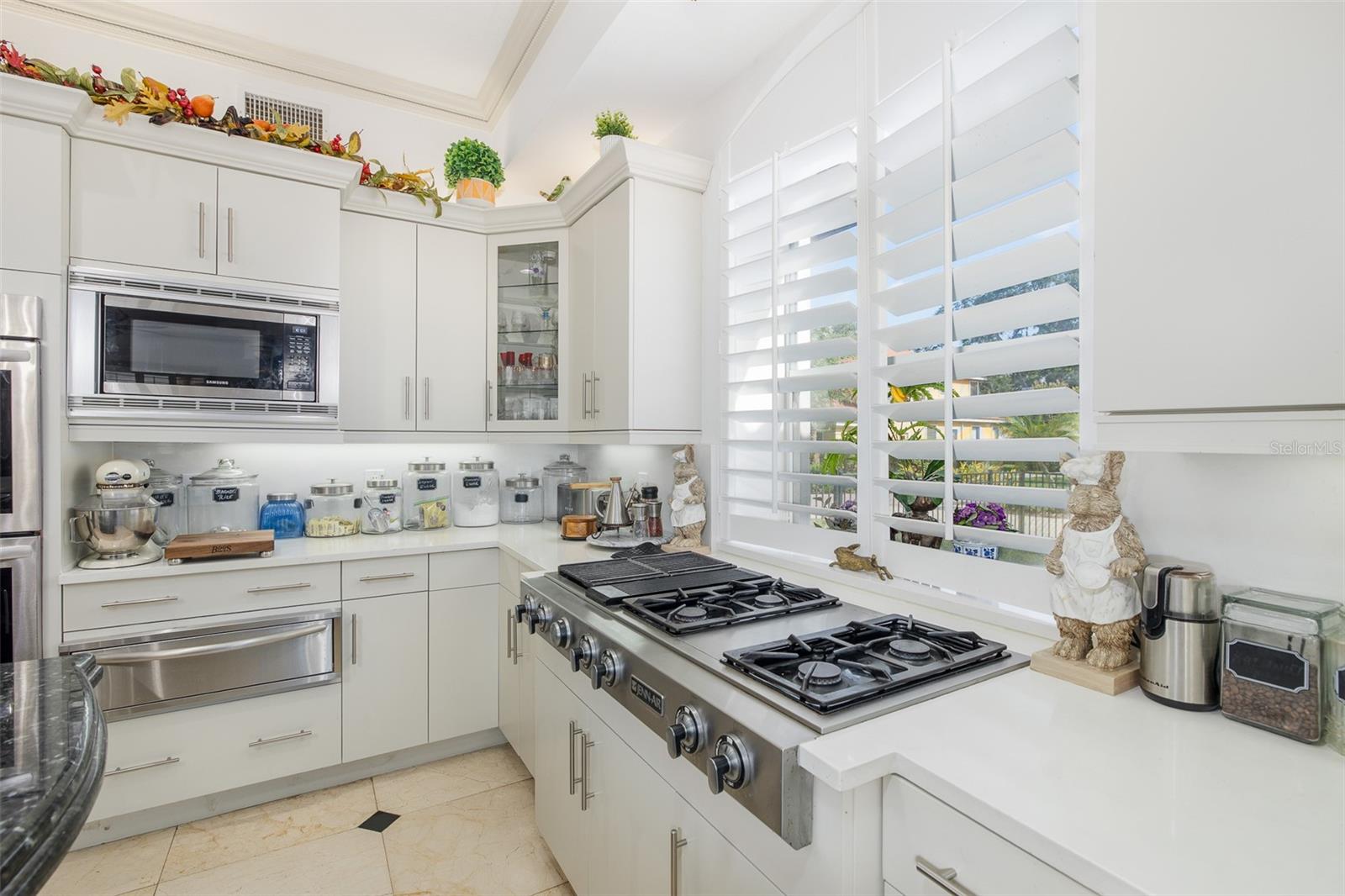 Kitchen w/Gas Cooktop & Warming Drawer