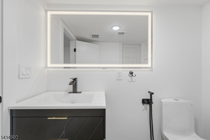 Bedroom 4 ensuite bath