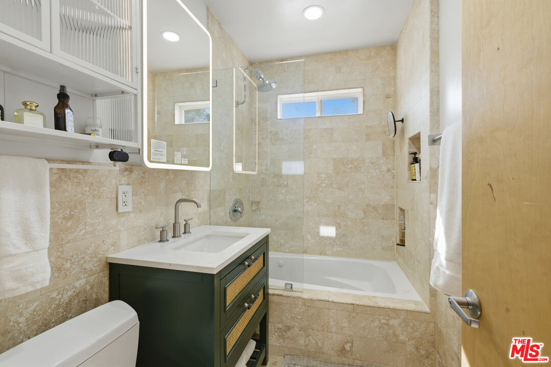 837 1/2 Upstairs Bathroom