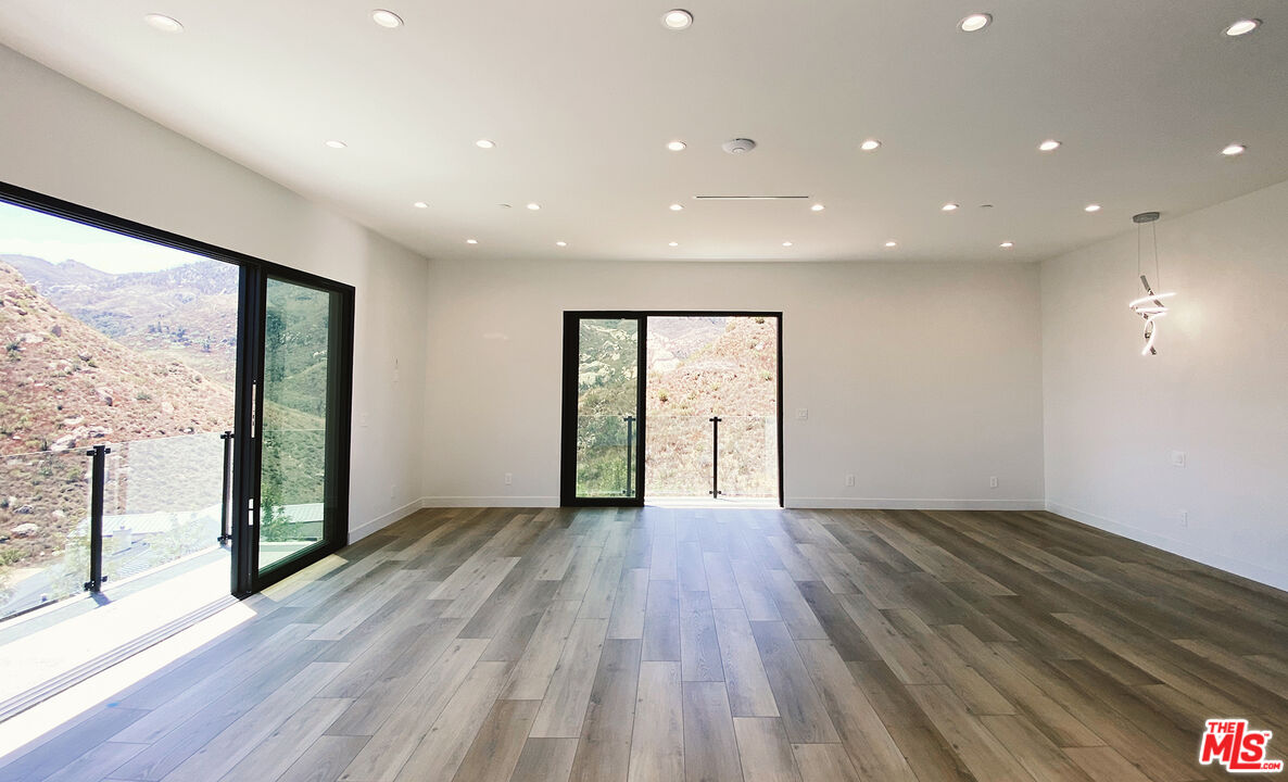 primary bedroom suite with lot