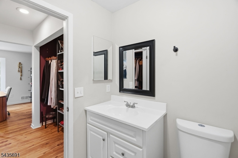 2nd bedroom en-suite bathroom