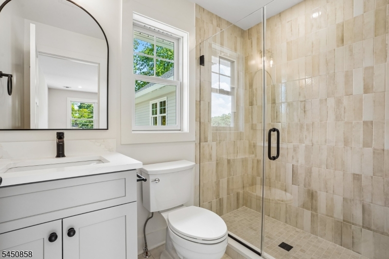 Bedroom 4 ensuite bath