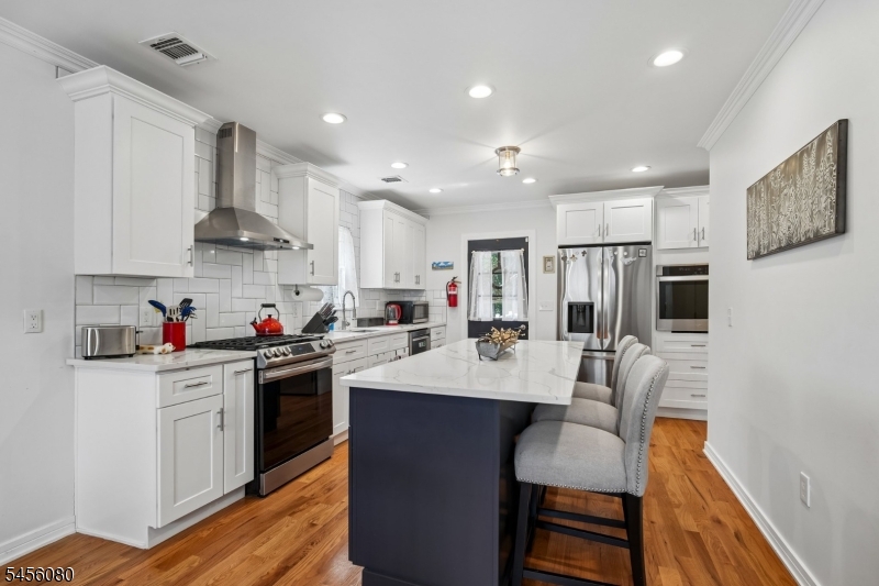 Eat-In Kitchen w/Center Island