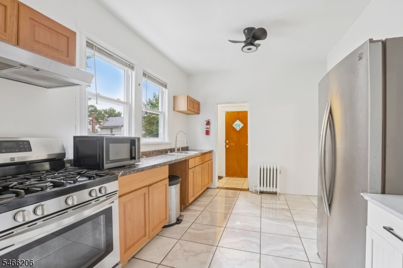 Kitchen (alt. view)