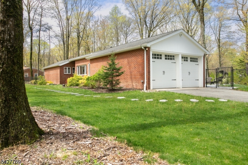 GARAGE & DRIVEWAY APPROACH