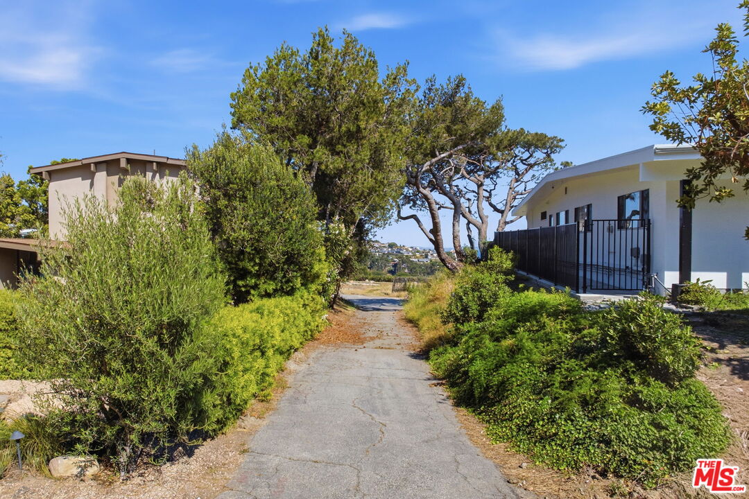 Cloudcroft Dr. Entrance