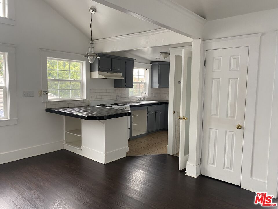 6640 1l2 Living & Kitchen Area