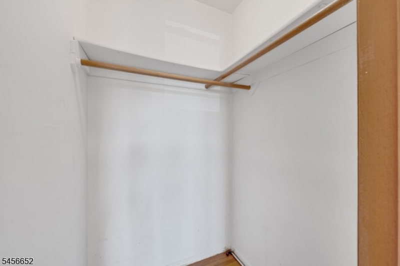 Walk-in-closet