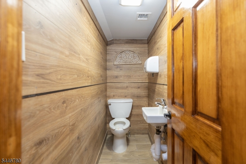 2nd floor "hers" bath