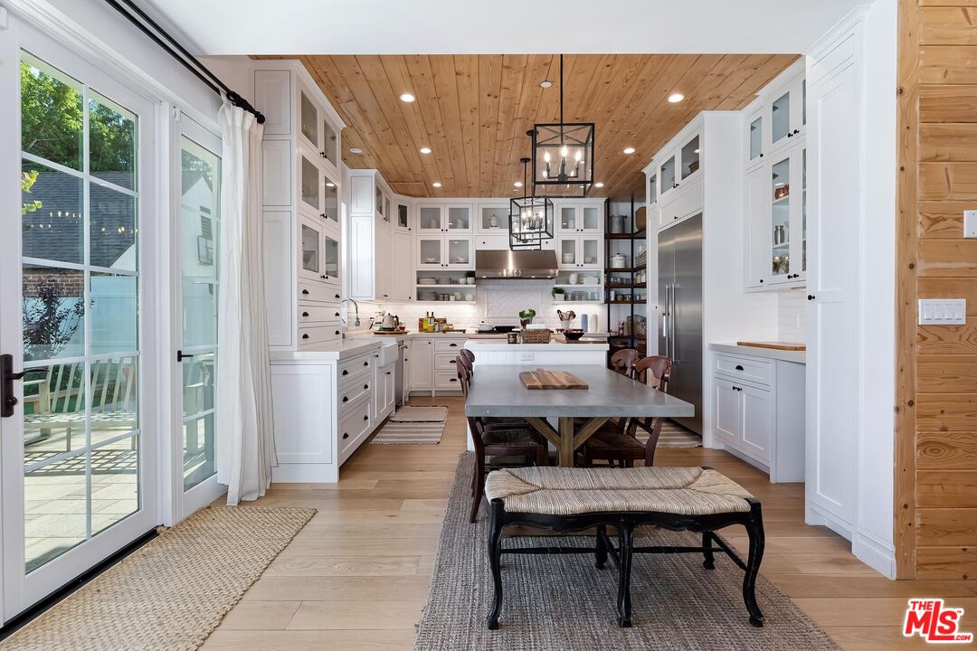 Breakfast table area