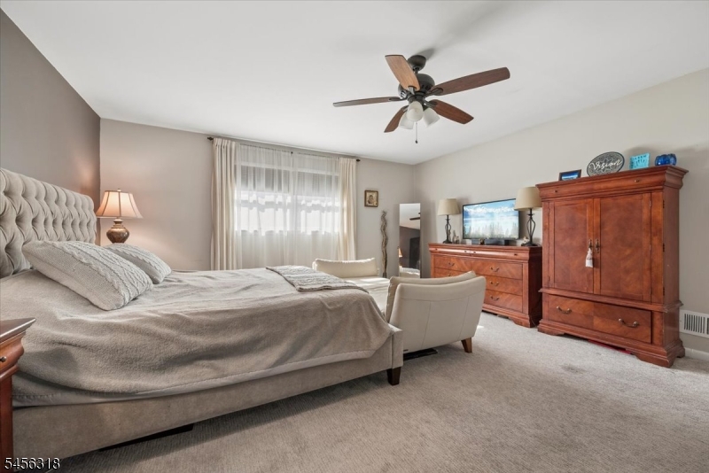 1st Floor Large bonus room