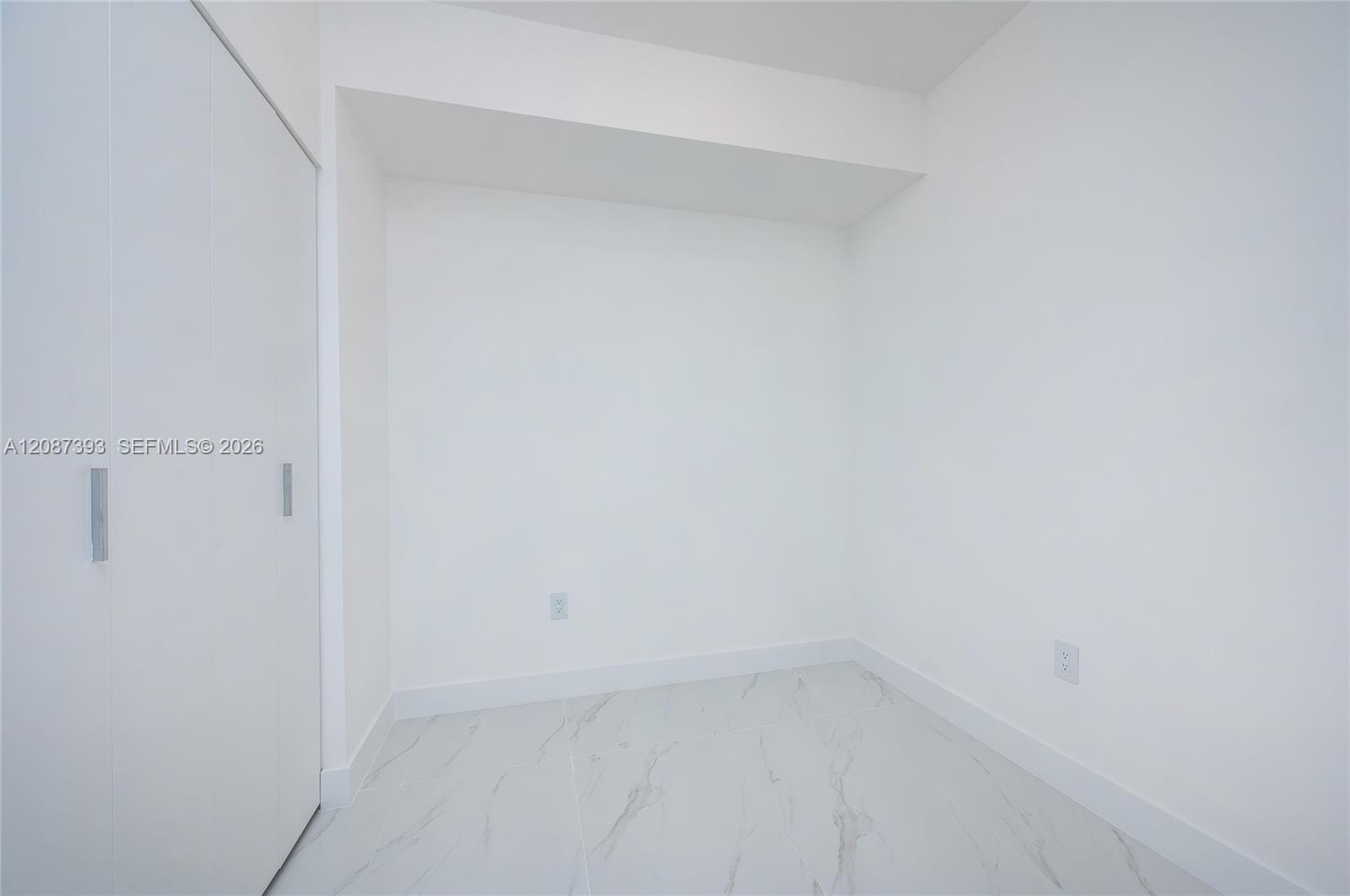 Den /great to be used as a guest bedroom or home office