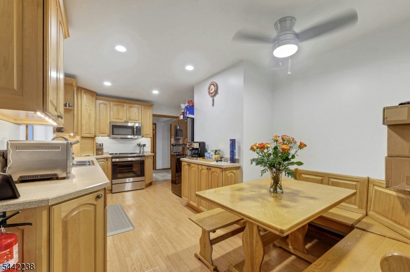 eat-in kitchen