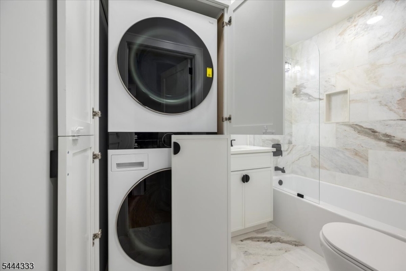 Hall Bath w/Washer-Dryer
