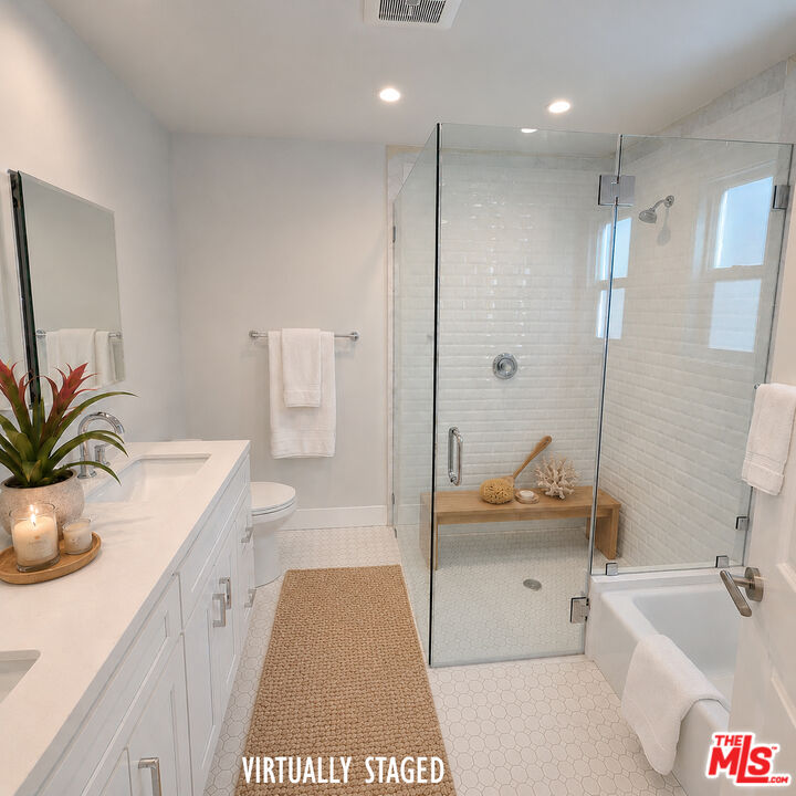 Primary Bathroom w/shower, tub