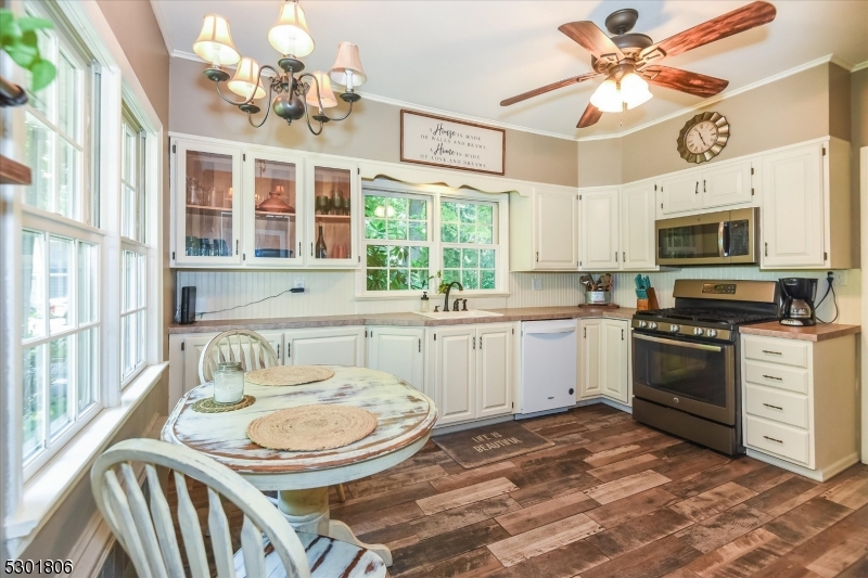 Eat-In Kitchen