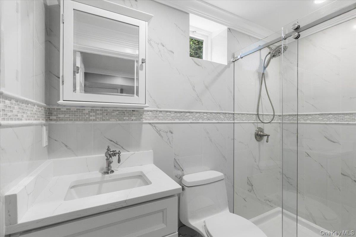 Lower Level- Full bathroom