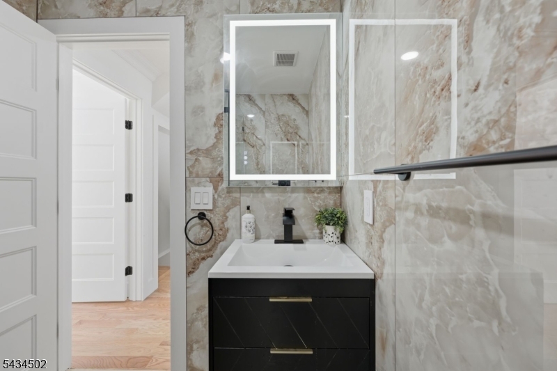 1st floor full bathroom
