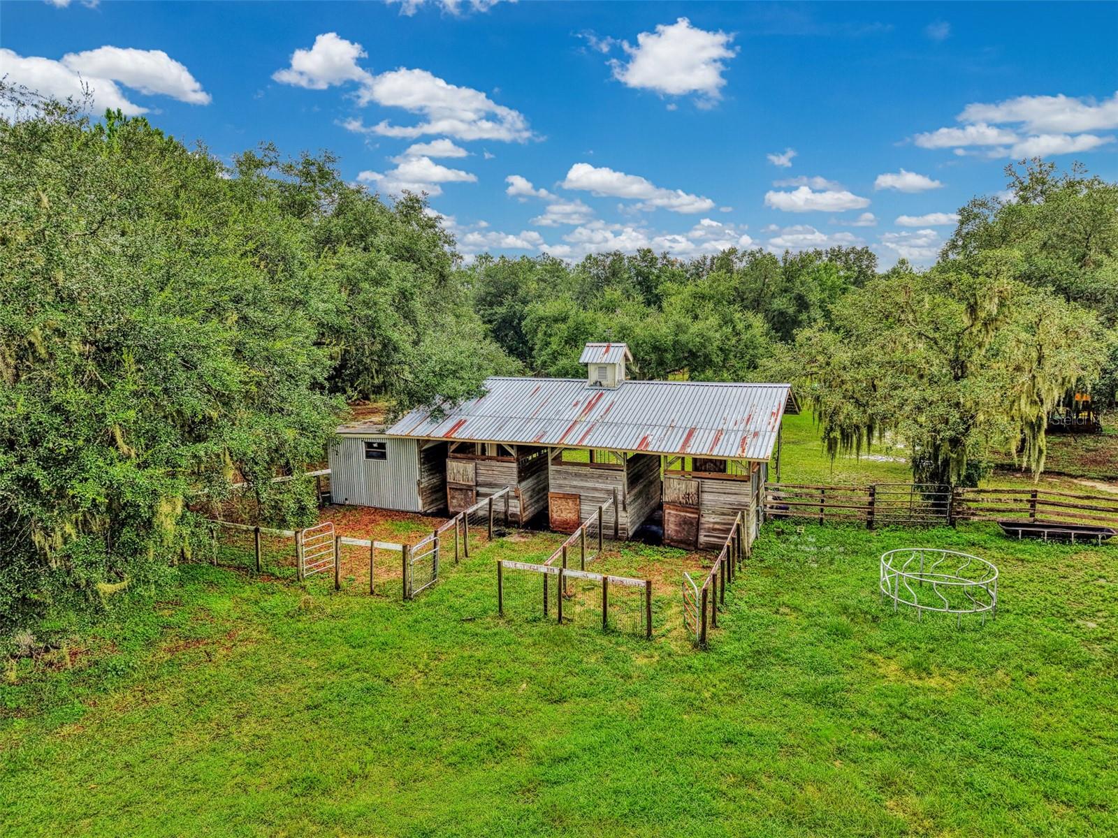 Back view of stable with access to 4 rear pastures