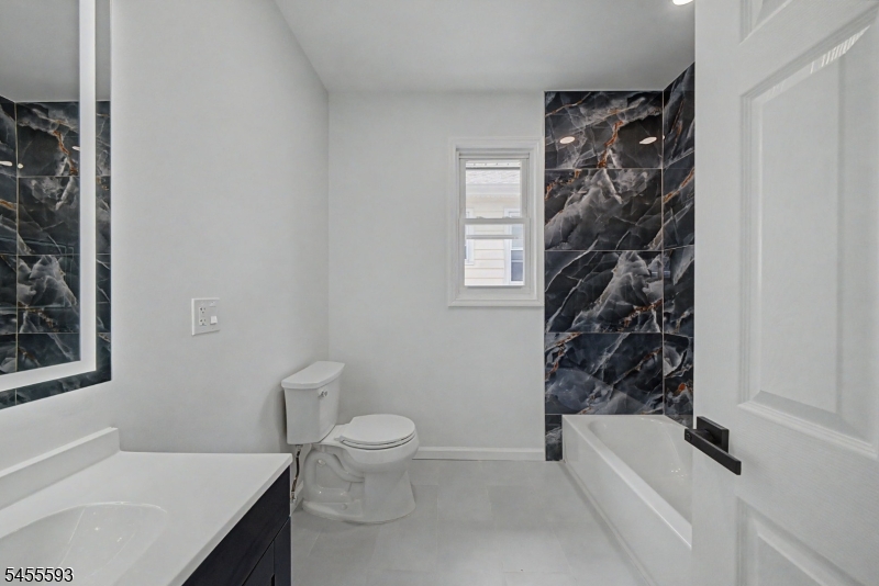 Bath 2 Apt 2