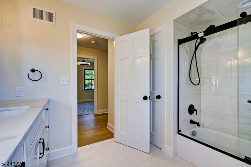 Main Bath tub/shower