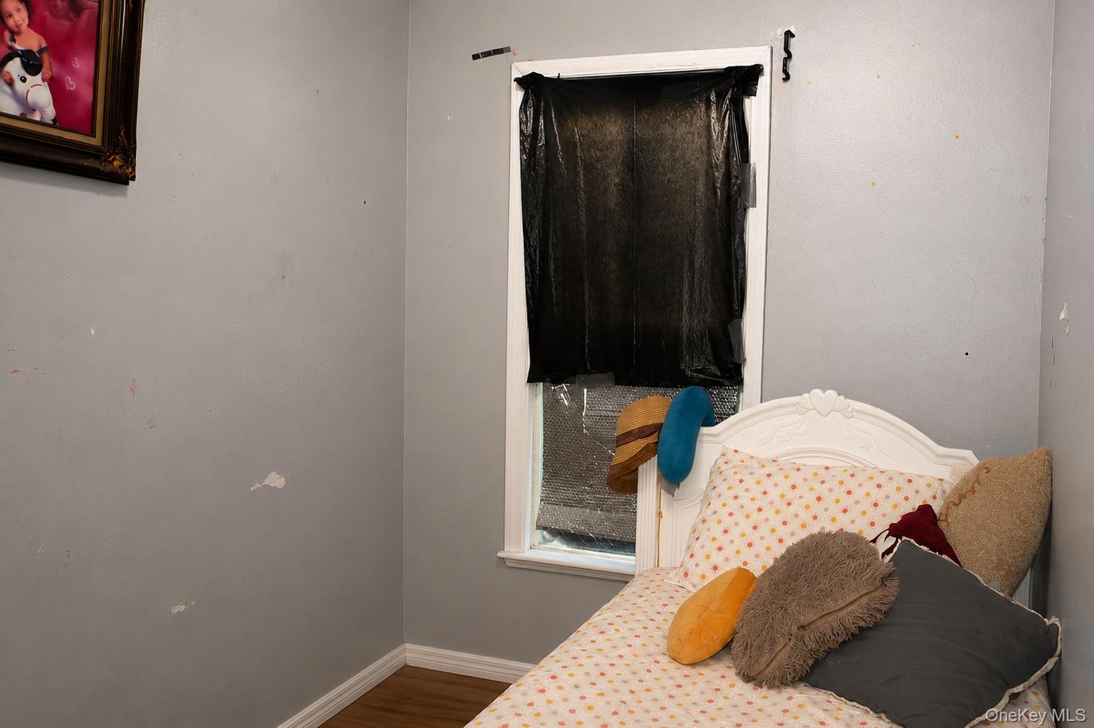 2nd-floor unit, small room attached to main room, can be used as an office, small bedroom, or walk-in closet.