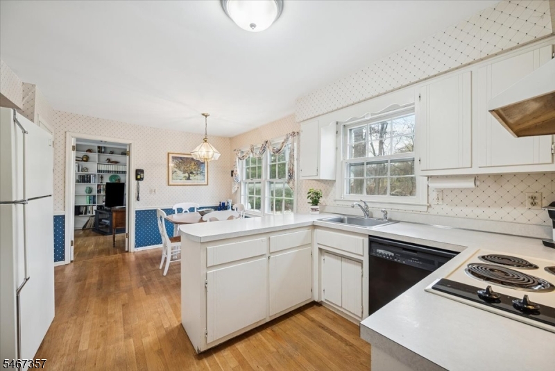 Eat-in Kitchen