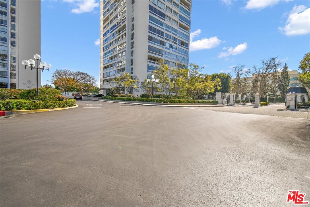 2220 + 2222 Ave of the Stars