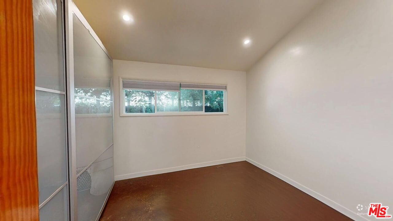 320 Grand bedroom 1.1