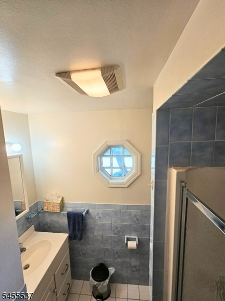 First Floor En Suite Bath