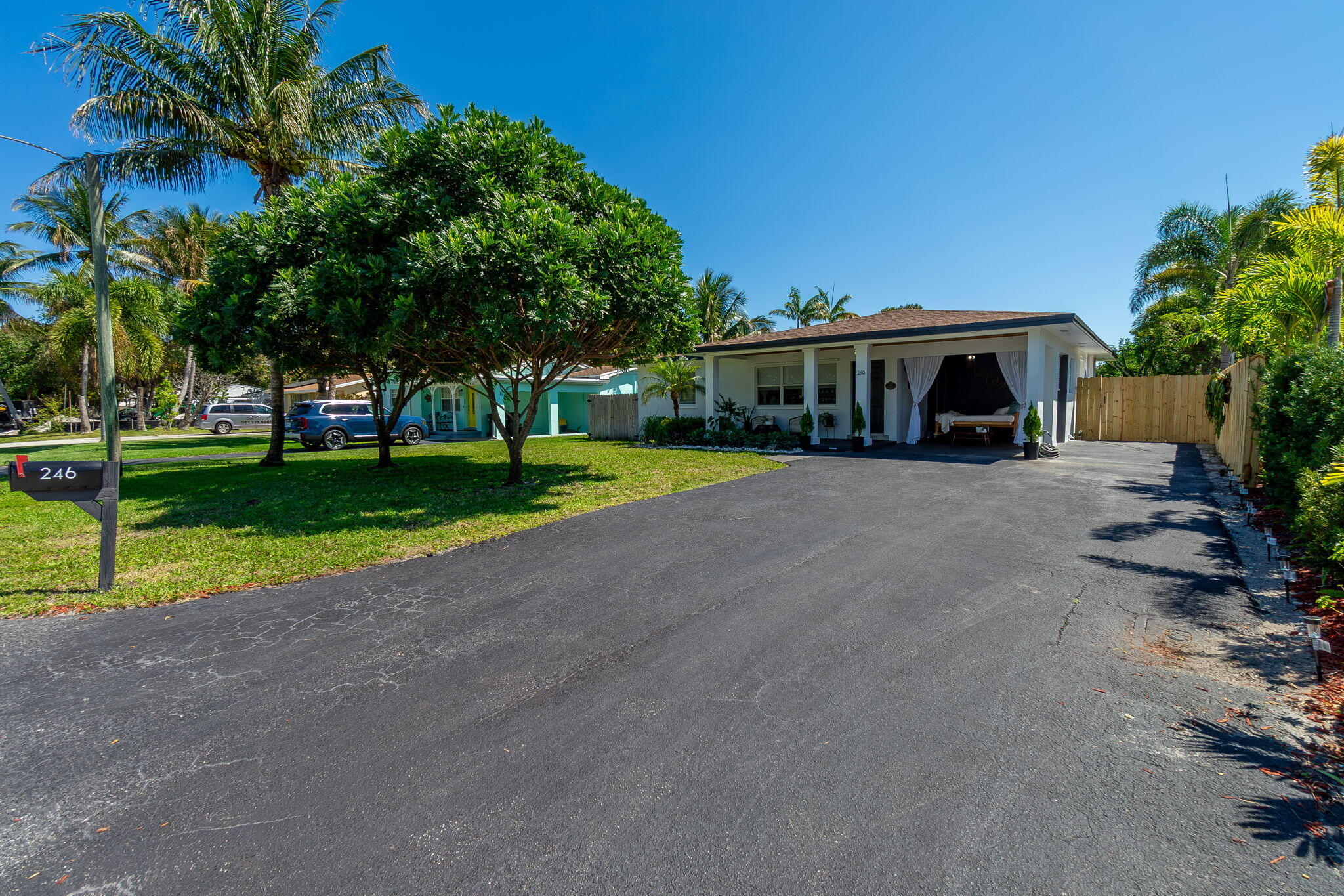 FRONT DRIVEWAY VIEW
