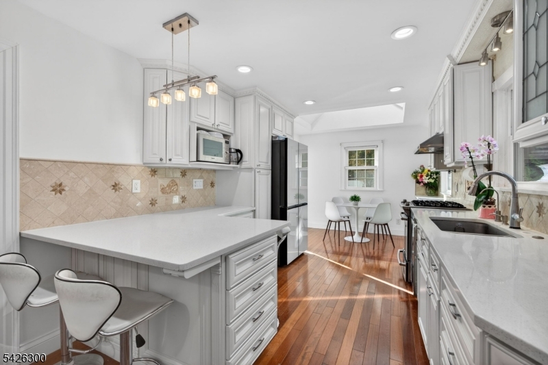 Eat-In Kitchen