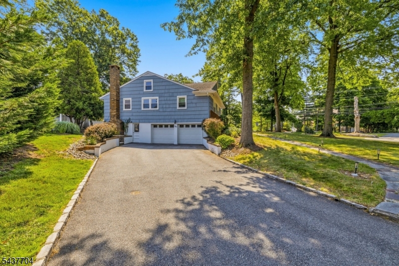 Driveway-ample parking