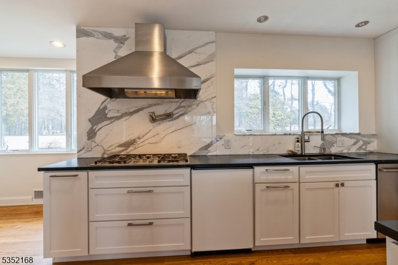 Eat-in Kitchen