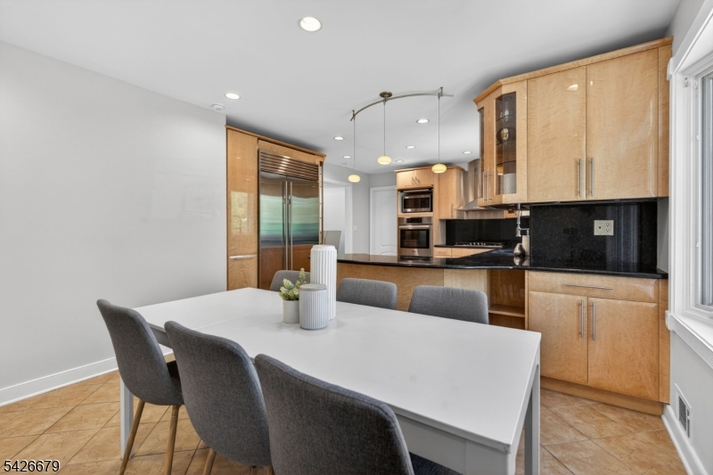 Eat-In Kitchen