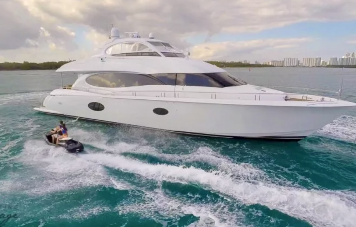 84' Lazzara Flybridge