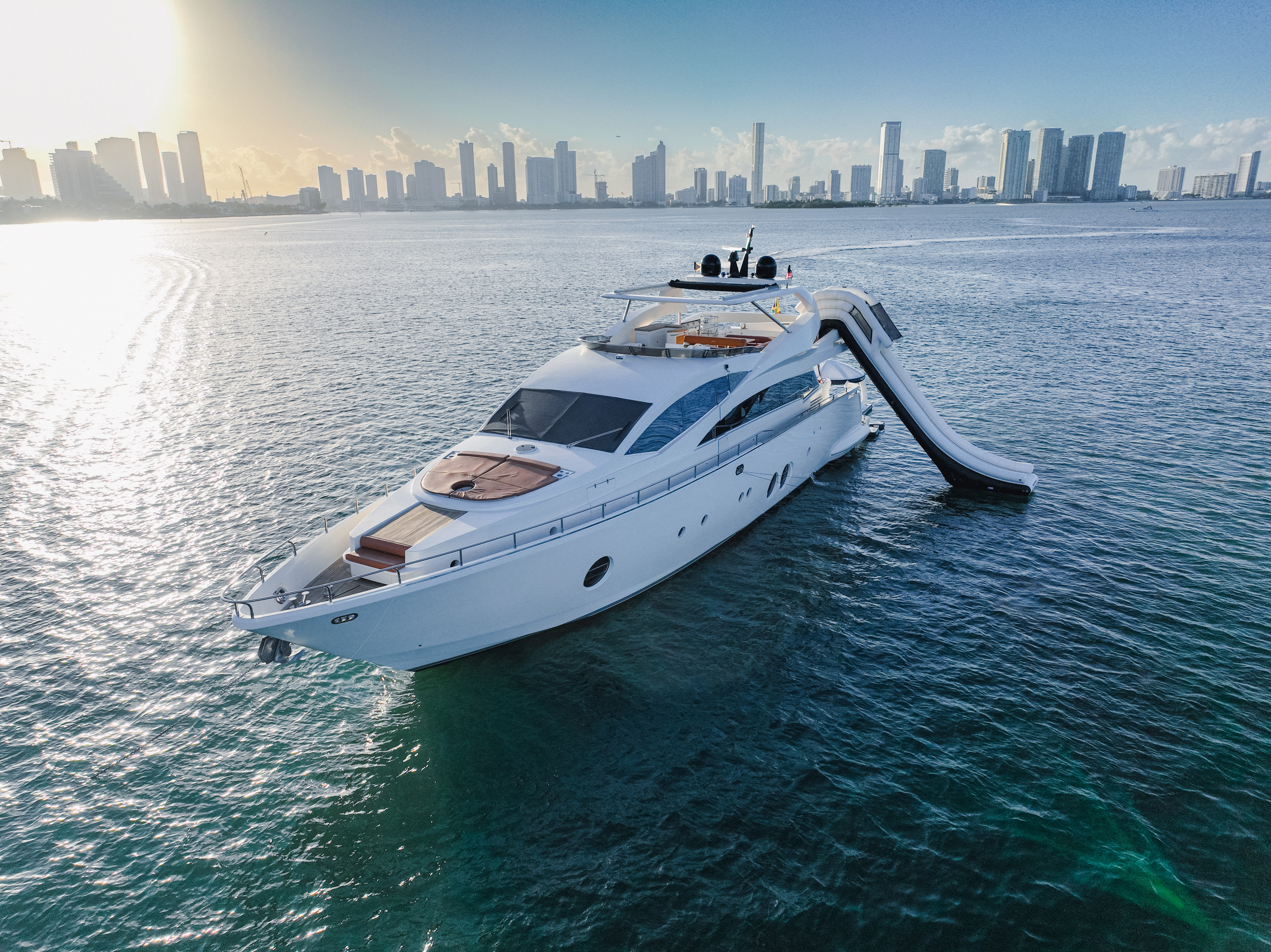 85' Aicon Flybridge